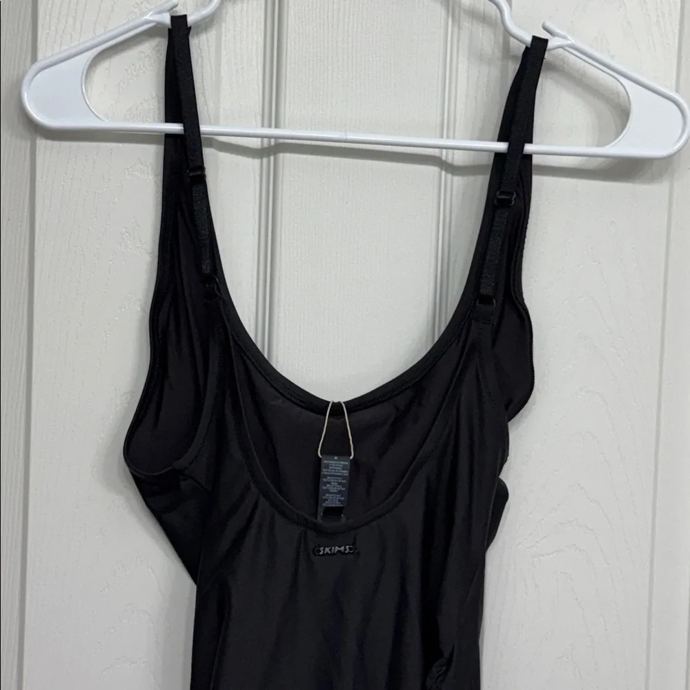 SKIMS SIGNATURE SWIM SCOOP NECK ONE PIECE